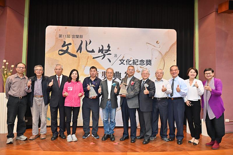 中間代理縣長與2位得獎人、歷屆得獎人、王金木基金會董事長王信豐、林麗議員、五結鄉長沈德茂、文化局長等貴賓合影