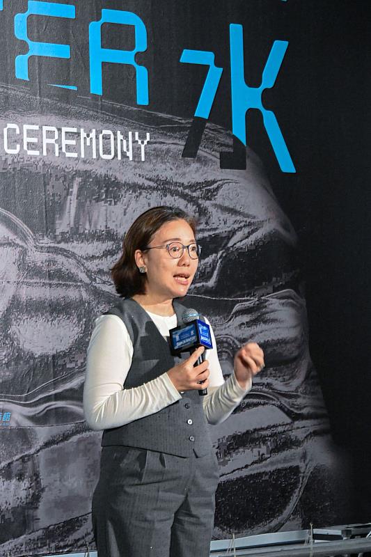 文化部次長王時思表示，策展主題「黑水」，不僅是對過去歷史的反思，更是一種對自我和未來的追問，並強調「只有黑暗才能夠看見光明的存在，也因為黑暗我們才理解，選擇光明這件事情是有多麼的重要」。