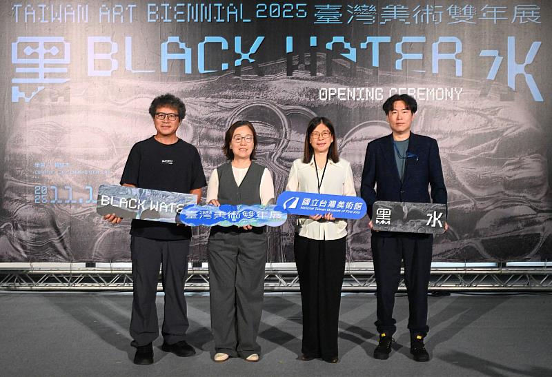 文化部政務次長王時思(左2)、國美館長陳貺怡(右2)、策展人賴駿杰(右1)、參展藝術家馬躍‧比吼(左1)等開幕式上合影。