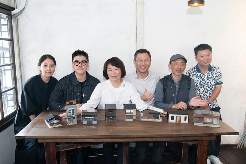 黃敏惠市長參觀嘉有木屋模型展。