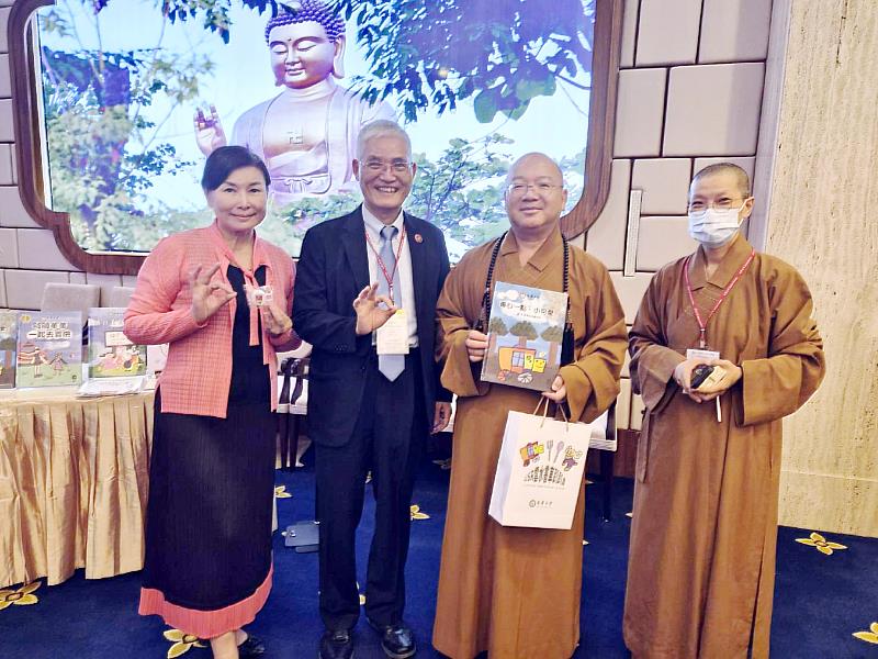 南華大學推出佛光山宗長暨南華大學董事長心保和尚AI英文說故事繪本《專心一點，小可愛》。左起為南華大學賴淑玲副校長、高俊雄校長、佛光山宗長暨南華大學董事長、駐校董事覺禹法師。