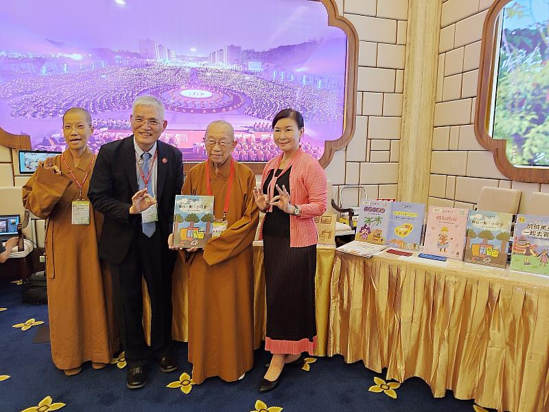 南華大學推出AI英文說故事繪本《專心一點，小可愛》，由佛光山宗長暨南華大學董事長心保和尚錄製英文版，慈惠法師（右2）及高俊雄校長錄製中文版本。左1為駐校董事覺禹法師，右1為賴淑玲副校長。
