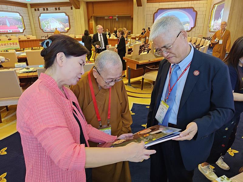 南華大學高俊雄校長（右）與賴淑玲副校長（左）向董事慈惠法師（中）介紹AR、VR繪本。