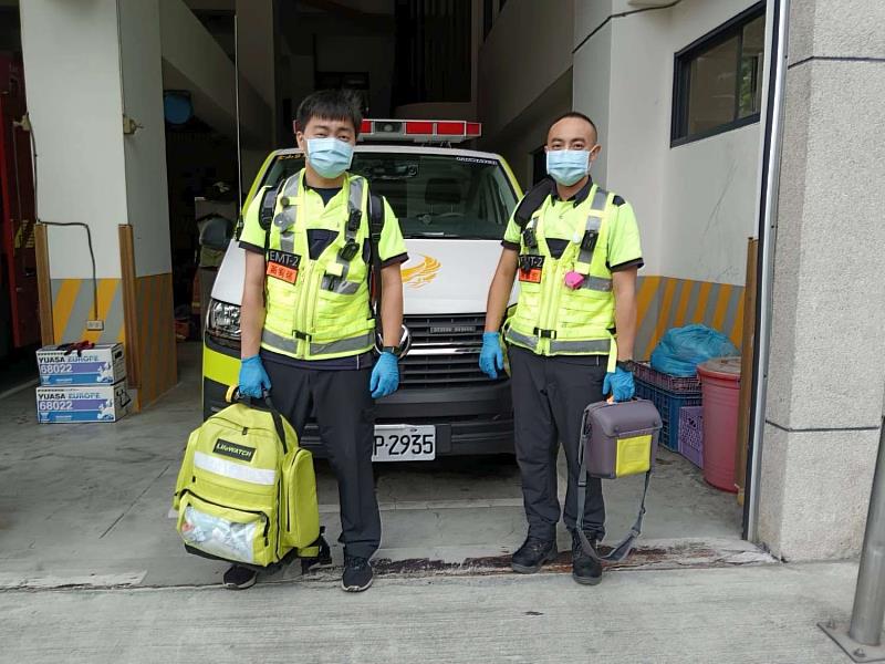 金山分隊黃宥瑞（左起）、陳嘉宏，成功挽救OHCA患者。