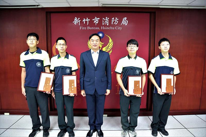 消防局長李世恭頒發感謝狀，感謝同仁出勤辛勞。