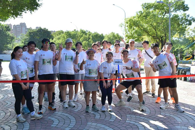 僑務委員會委員長徐佳青（中）與印尼僑生在起跑線前合影。