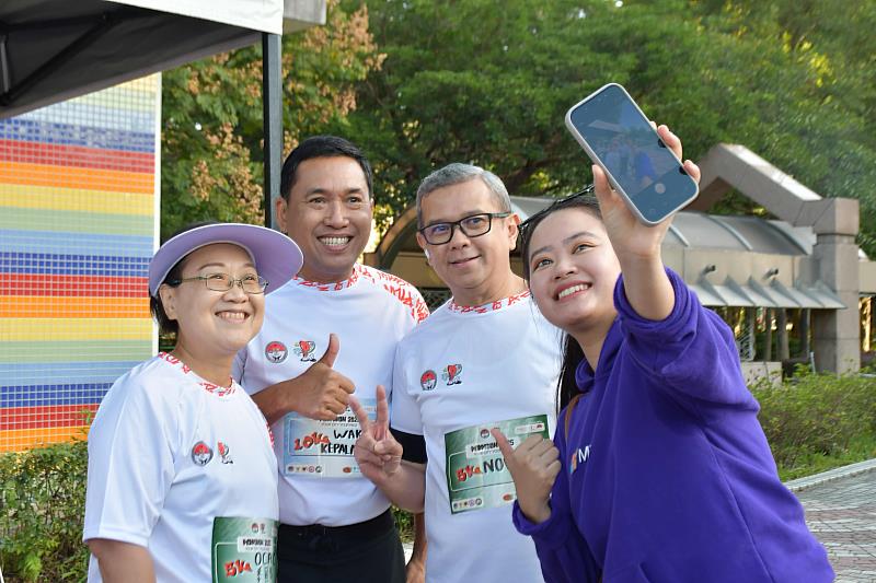 徐佳青（左1）與駐台北印尼經濟貿易代表處副代表Mr. Johanes Andi Susanto（左2）於場邊互動交流。