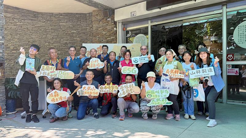 嘉蘭、新興、壢坵、大武、尚武五村及加羅板部落展現南迴山村隨森慢走漫遊計畫成果，展攤代表和與會來賓合影。