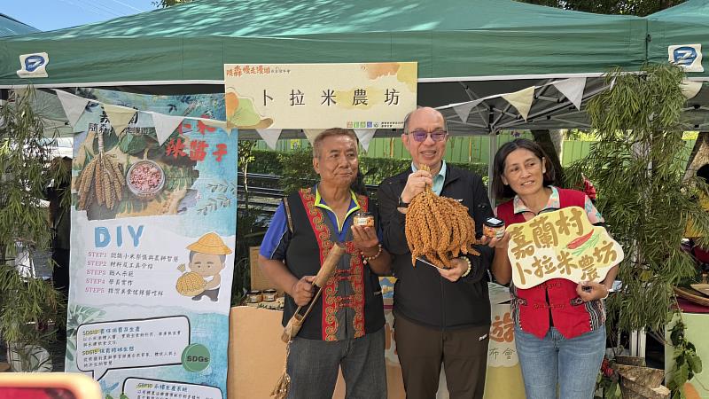 嘉蘭村拉米農坊職人於展攤介紹小米辣醬子製作流程，呈現排灣族飲食文化的風味與故事。