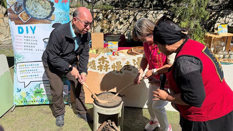 加羅板部落七里香工坊於活動現場進行「比努拉噌岸」現煮示範,職人與臺東分署吳昌祐分署長共同攪動鍋內料理,展現排灣族飲食文化的活力與熱情。