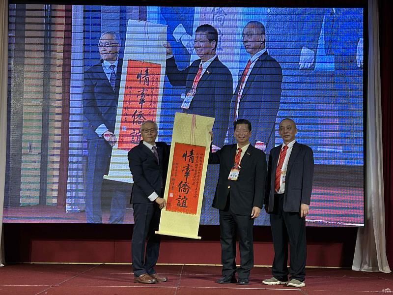 副委員長張良民致贈「情牽僑誼」賀軸予砂拉越留臺同學會。