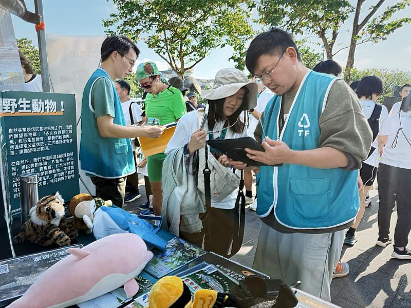 活動現場集結了多個保育團體設立攤位,使保育觀念自然地融入民眾生活。