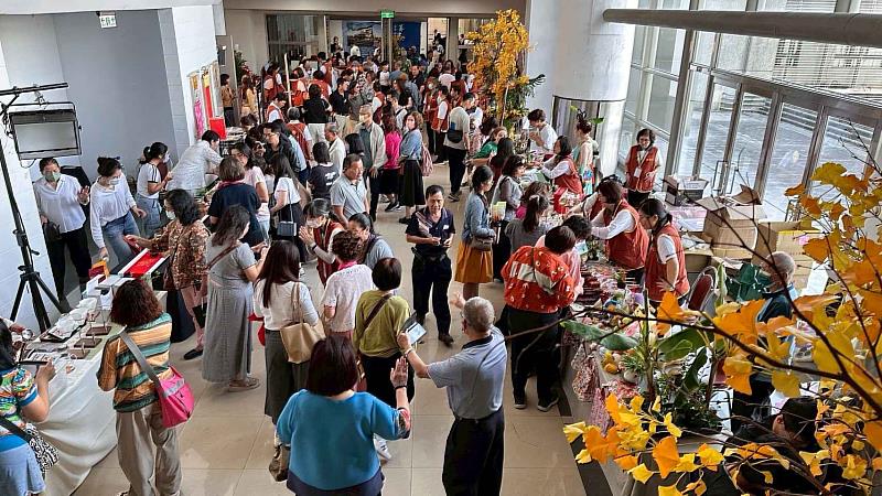 「抵嘉市集」在喜悅氛圍中串起善緣，人情味十足。（靈鷲山佛教教團提供）