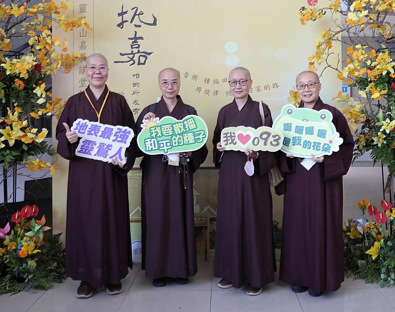 靈鷲山都監院院長常存法師(右2)、嘉義中心監院寶曜法師(左1)希望佛法在嘉義生根深耕。(靈鷲山佛教教團提供)