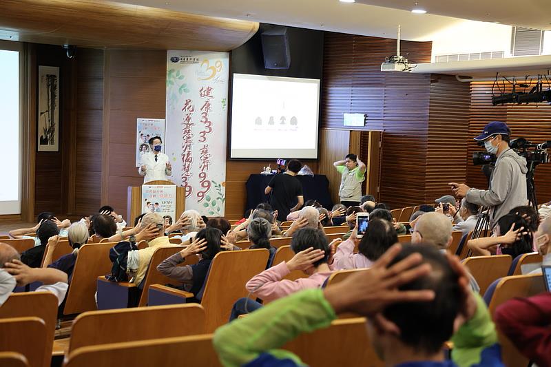 16日花蓮慈院健康講座「中西醫合療，逆轉惡視力」教導民眾如何在日常保護視力，參加講座的民眾跟著明目口訣按摩頸後風池穴，加上輕拍頭部幫助經絡運行。(攝影/宋雨安)