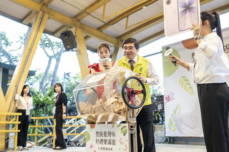 陳啓榮副署長抽出活動最大獎iPhone 17幸運得主。