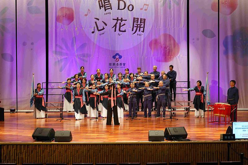 優等隊伍「新竹縣新埔鎮快樂頌客家歌謠協會」。