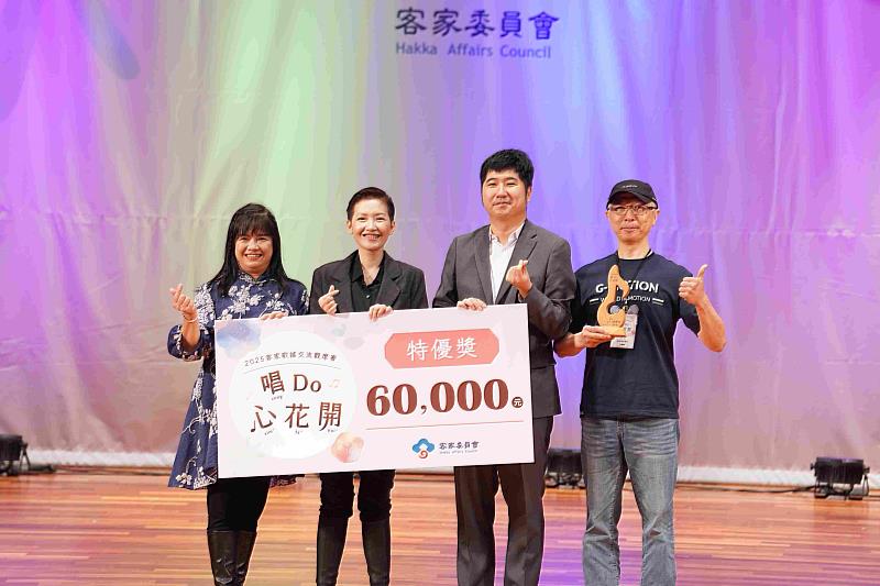 客委會副主委邱星崴頒贈特優隊伍。
