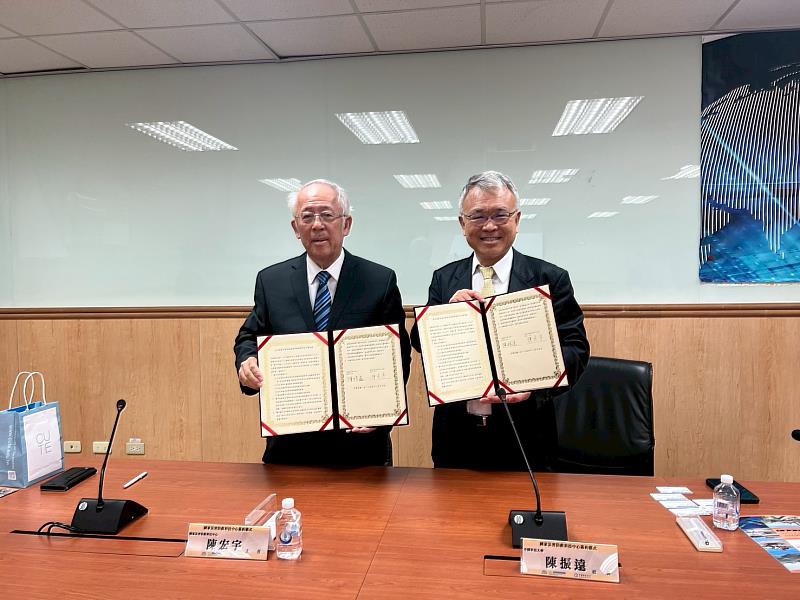 國家災害防救科技中心陳宏宇主任(左)與中國科技大學校長陳振遠(右)簽署合作備忘錄。(照片/校方提供)