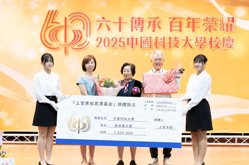 上官永欽董事長（中）捐贈上官業佑恩澤基金，右2為陳振遠校長。（照片/ 校方提供）