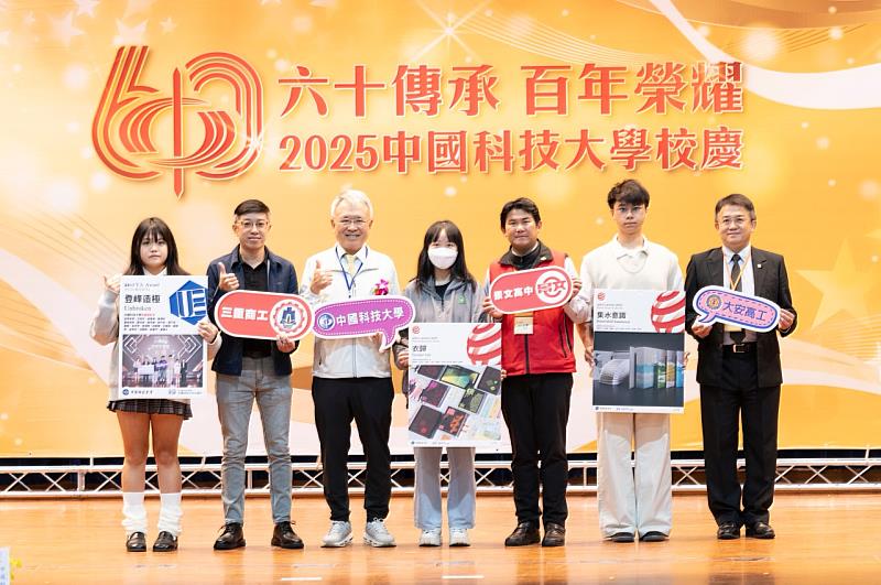 中國科大學生獻紅點大獎致高中職母校校長。（照片/ 校方提供）