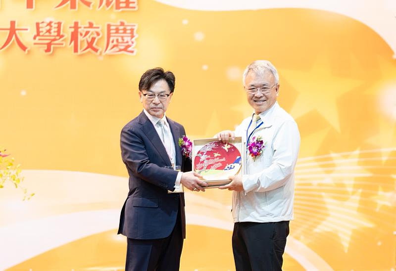 日本大學小田司學務長致贈禮品至中國科大。（照片/ 校方提供）