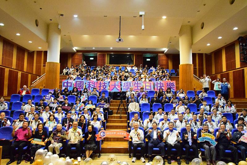 中國科技大學新竹校區校慶與會人員合影。（照片/校方提供）