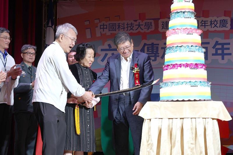 中國科技大學董事長（左2）、陳振遠校長（左1）及楊文科縣長（右1）切60週年慶生蛋糕。（照片/校方提供）