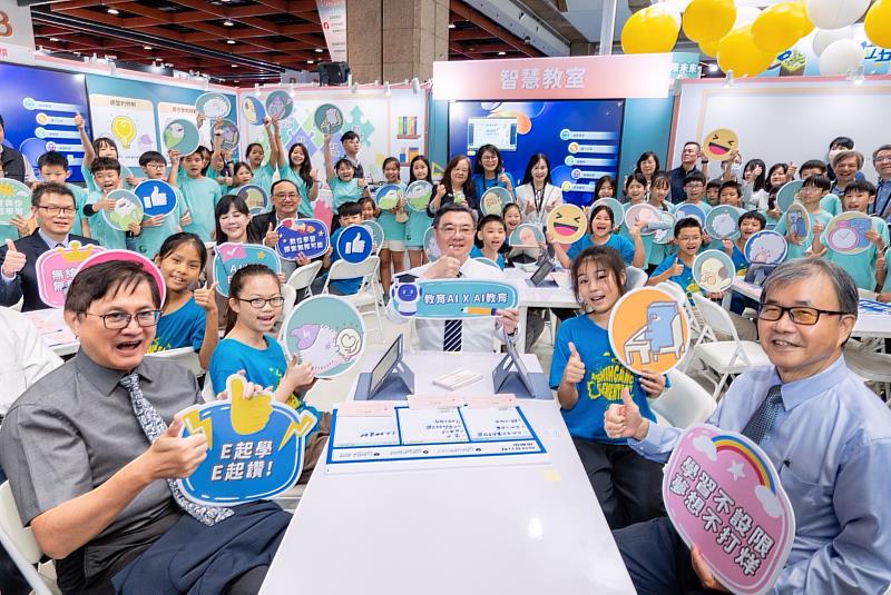 AI正走入校園，革新教學模式；深入產業，成為數位轉型核心動力；融入日常生活，提升職場及生活便利性。