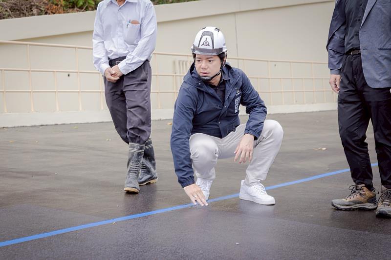 代理市長邱臣遠與團隊前往自由車場進行視察。