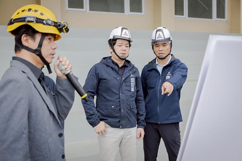代理市長邱臣遠聽取工程簡報說明。