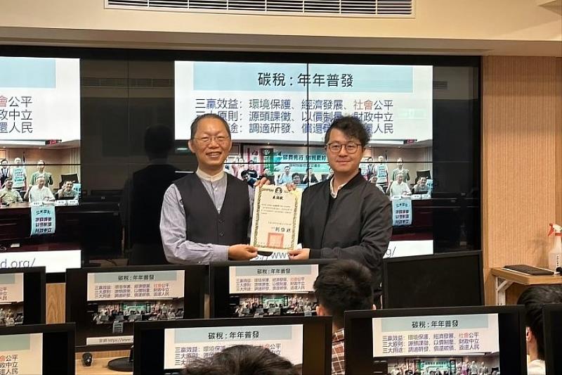 USR辦公室主任周宏宇（右）攜手產官學推動永續講座，協助學生畢業即就業，強化永續競爭力。（圖為與台灣樹人會合辦「碳定價與我們的關係」講座，培育綠領人才。）