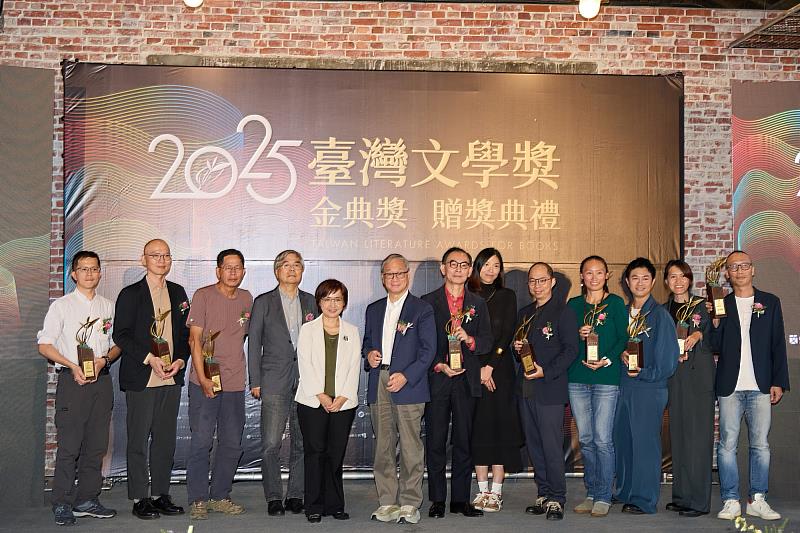 文化部長李遠（左6）、臺文館長陳瑩芳（左5）與「金典獎」、「蓓蕾獎」獲獎者們合影。