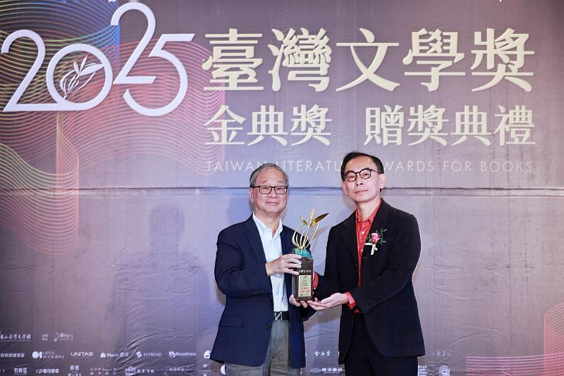 2025金典獎年度大獎由林俊頴《七月爍爁》榮獲 ,文化部長李遠(左)頒贈獎座予林俊頴(右)。