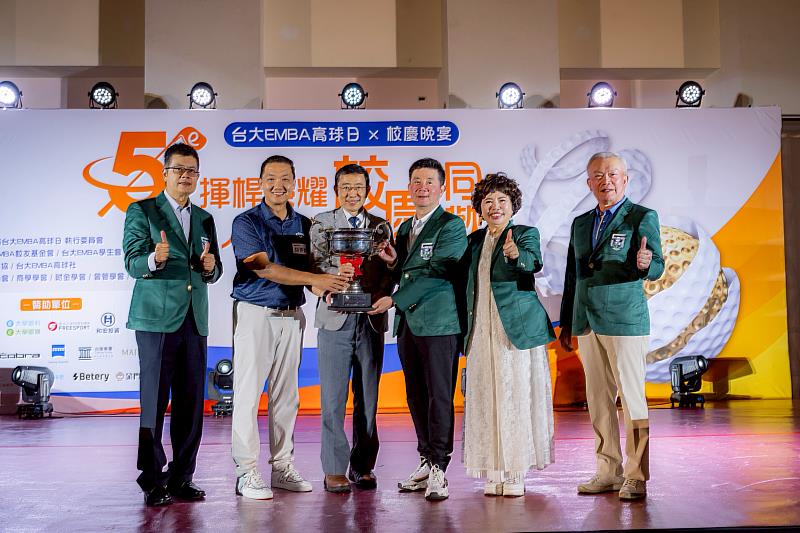 管理學院長陳家麟（左3）監交，第4屆會長蘇哲生（左1）、創會長翁素蕙（左5）及第3屆會長林盛文見證交接。