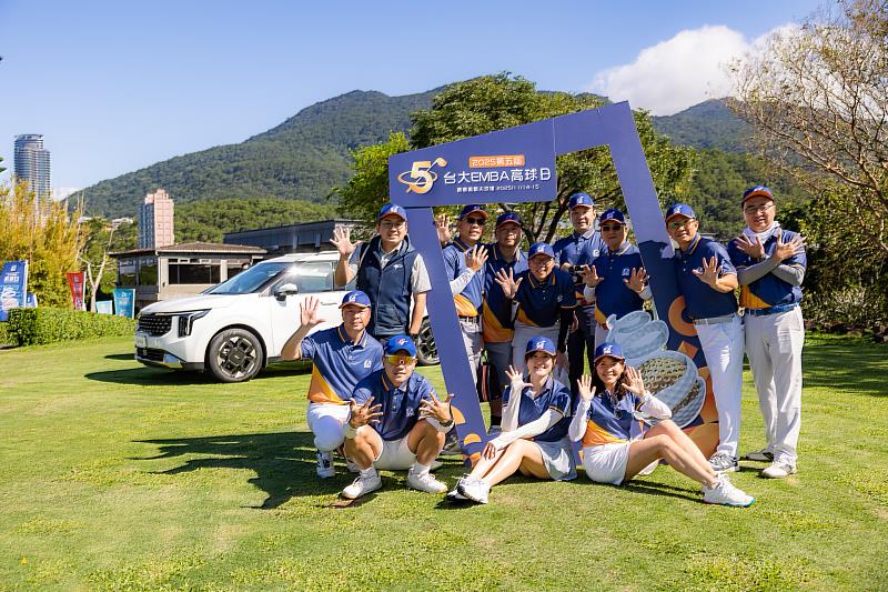 校友於活動中熱烈交流,體現台大EMBA凝聚力。