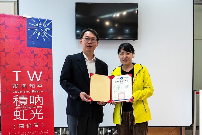 李明安副校長頒發感謝狀予藝術家陳怡君。