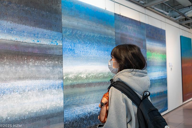 作品中光與色的流動如同海浪進行堆疊與碰撞。