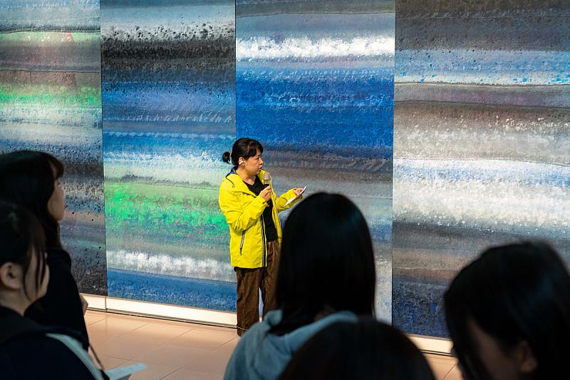 陳怡君老師認為彩虹不僅象徵希望與自由，也寓意著人與人之間跨越差異後的理解與和諧。