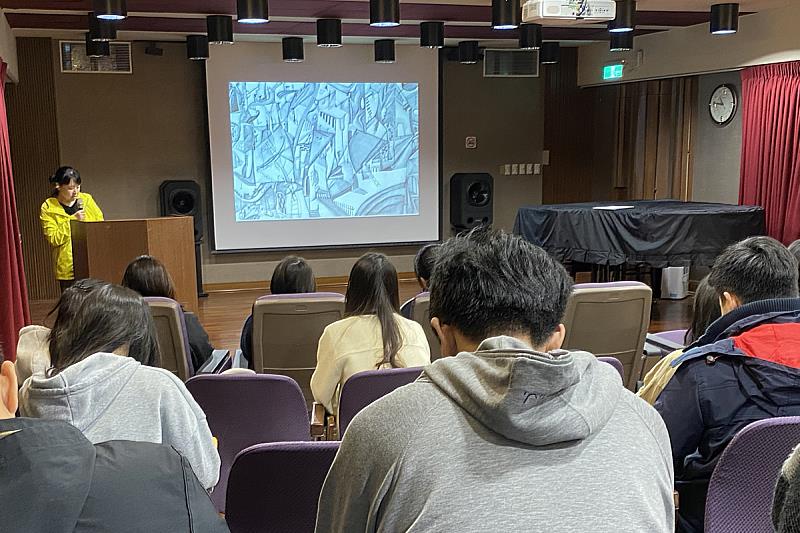 藝術家陳怡君為海大師生解說創作歷程。