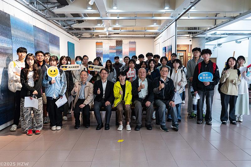 《TW｜愛與和平：青天白日滿地「虹」海》展覽至12月4日止，歡迎蒞臨海大參觀。