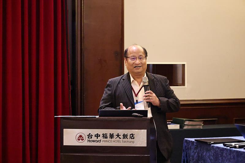 中山醫大醫技系教授林培正提出的「視覺保健創新研發技術平台」展現研發能量。