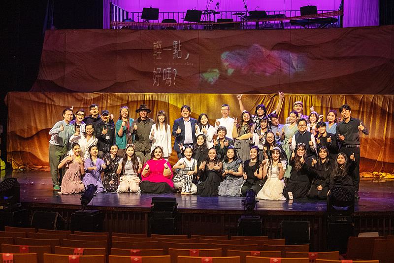 王子奇校長到場觀賞並與團隊合影，肯定藝術學院跨域整合與打造學生展演舞台的努力，展現文化大學「藝術走上舞台、舞台成為教室」的教育精神。