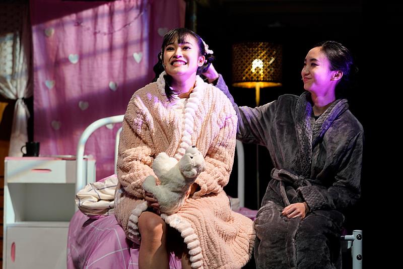 《輕一點，好嗎？》演出現場座無虛席，觀眾隨劇情起伏投入，台上演員舞者全力演出，技術團隊精準協作，氣氛熱烈。