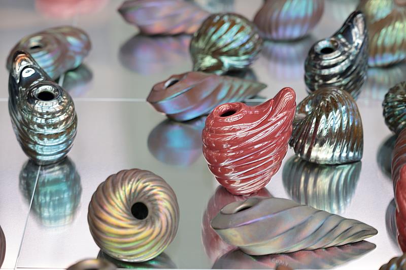 「系列二」數百件螺旋或水滴狀陶製貝殼覆以粉紅、藍綠、紫色金屬光澤，隨光線閃爍變幻。