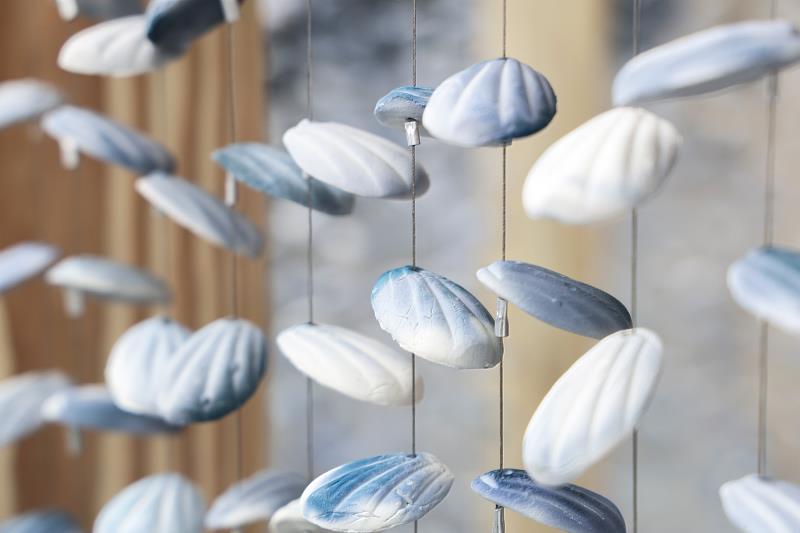 「系列三」數千片藍白陶片如貝殼懸掛的裝置，觀眾可步入其間體驗被陶片環繞的庇護與歸屬感。