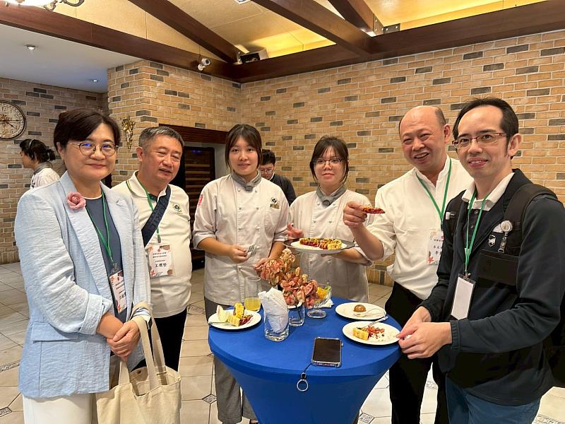 高餐大西廚系江敏慧主任（左1）一手催生西廚校友會，期待人脈資源傳承下去。