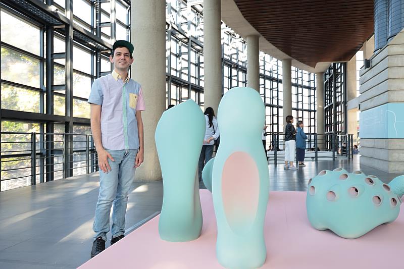 陶藝家烏列爾．卡斯皮（Uriel Caspi）以富含意象的「殼」為起點，探討「家」與「歸屬感」的交織。