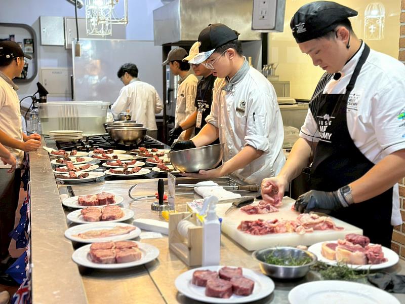 邀請澳洲肉類畜牧協會舉辦「澳洲牛肉風味品測體驗」，讓校友與師生探索牛肉的多樣風味與特性。