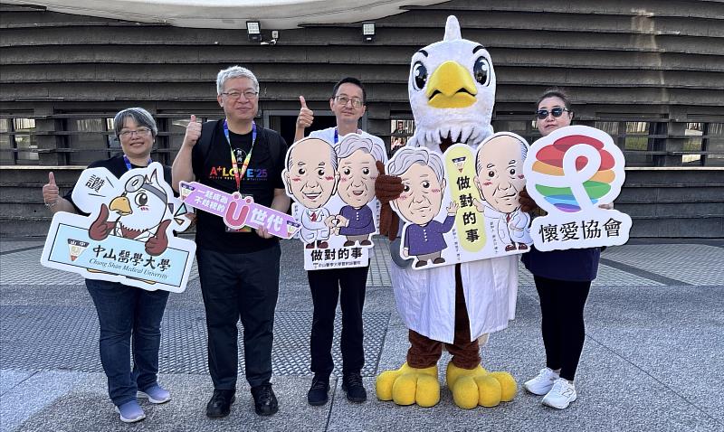 中山醫大護理系助理教授余嘉惠(左起)、中山附醫感染科主任李原地、衛福部疾管署署長羅一鈞、中華民國台灣懷愛協會主任李夢萍,共同倡議健康平權並推廣 HIV 去污名化。